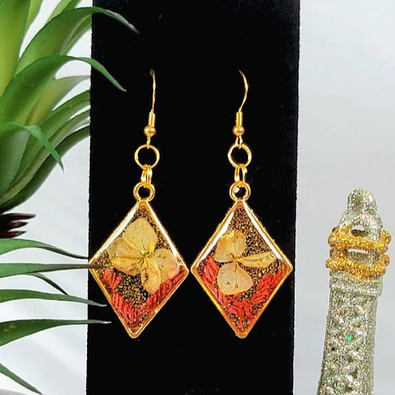 Boucles d’oreilles fantaisistes d’étreinte d’automne, pendentif en résine écologique fabriqué à la main, accent de verre brisé en or, luminescence des feuilles tombées, lueur dorée