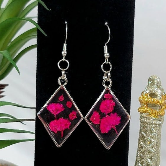 Boucles d’oreilles vibrantes de bourgeons roses, inspiration de jardin frais, accessoire du printemps à l’automne, lunettes d’œillets faites à la main, pendentifs de déclaration florale