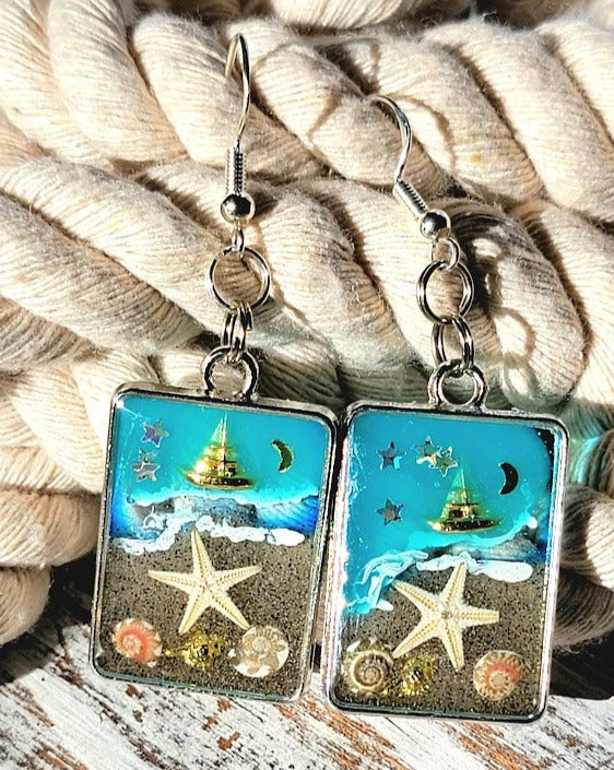 Voilier en or sur boucles d’oreilles en toile de fond bleue, bijoux du ciel nocturne nautique, souvenir de mémoire de plage, nuit étoilée à lunette argentée, ambiance de plage faite à la main