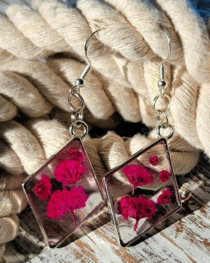 Boucles d’oreilles vibrantes de bourgeons roses, inspiration de jardin frais, accessoire du printemps à l’automne, lunettes d’œillets faites à la main, pendentifs de déclaration florale