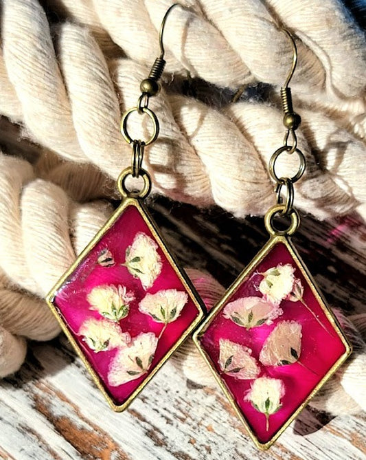 Bourgeons fuchsia avec boucle d’oreille à œillets blancs pressés, design inspiré de la mariée, art floral naturellement préservé, bourgeon blanc sur fond vif