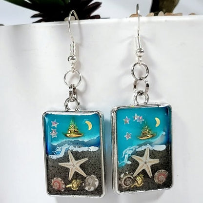 Voilier en or sur boucles d’oreilles en toile de fond bleue, bijoux du ciel nocturne nautique, souvenir de mémoire de plage, nuit étoilée à lunette argentée, ambiance de plage faite à la main