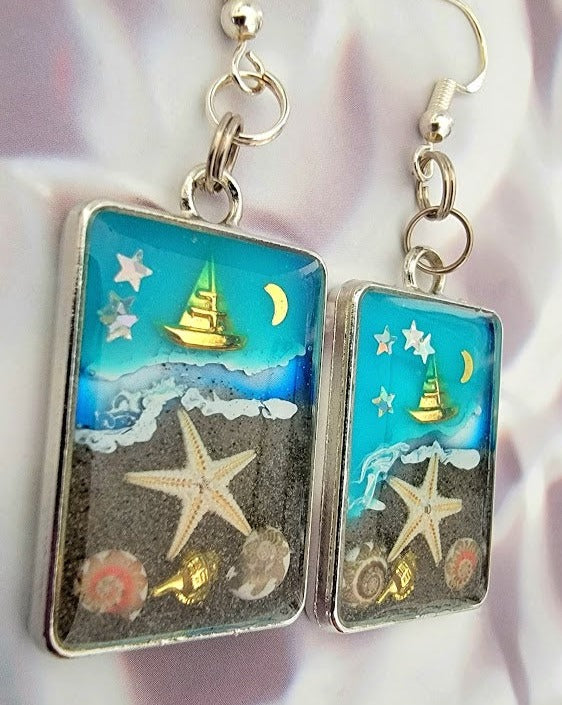 Voilier en or sur boucles d’oreilles en toile de fond bleue, bijoux du ciel nocturne nautique, souvenir de mémoire de plage, nuit étoilée à lunette argentée, ambiance de plage faite à la main