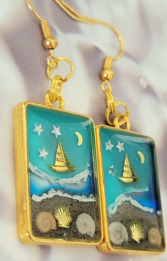 Recuerdos de playa en marco dorado, pendientes de escena costera de noche estrellada, velero dorado en aguas azules celestiales, colgante artesanal de resina oceánica