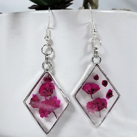 Boucles d’oreilles vibrantes de bourgeons roses, inspiration de jardin frais, accessoire du printemps à l’automne, lunettes d’œillets faites à la main, pendentifs de déclaration florale