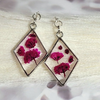 Boucles d’oreilles vibrantes de bourgeons roses, inspiration de jardin frais, accessoire du printemps à l’automne, lunettes d’œillets faites à la main, pendentifs de déclaration florale