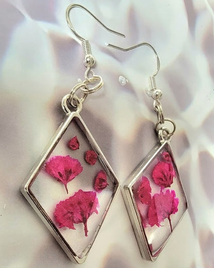 Boucles d’oreilles vibrantes de bourgeons roses, inspiration de jardin frais, accessoire du printemps à l’automne, lunettes d’œillets faites à la main, pendentifs de déclaration florale