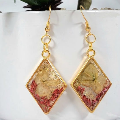 Boucles d’oreilles fantaisistes d’étreinte d’automne, pendentif en résine écologique fabriqué à la main, accent de verre brisé en or, luminescence des feuilles tombées, lueur dorée