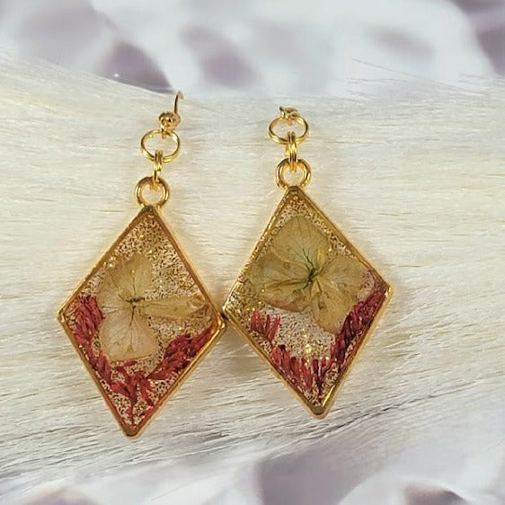 Boucles d’oreilles fantaisistes d’étreinte d’automne, pendentif en résine écologique fabriqué à la main, accent de verre brisé en or, luminescence des feuilles tombées, lueur dorée