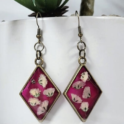 Bourgeons fuchsia avec boucle d’oreille à œillets blancs pressés, design inspiré de la mariée, art floral naturellement préservé, bourgeon blanc sur fond vif