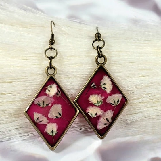 Bourgeons fuchsia avec boucle d’oreille à œillets blancs pressés, design inspiré de la mariée, art floral naturellement préservé, bourgeon blanc sur fond vif