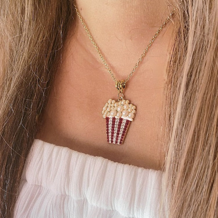 Delicia brillante de palomitas de maíz, diseño de joyería caprichoso, collar de noche de cine, colgante hecho a mano con tachuelas de pedrería, elegante regalo para amantes del cine