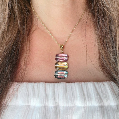 Collar de cristal de triple capa en cascada, cristal ovalado rosa rosa, gema facetada del amanecer amarillo, joyería que capta la luz, accesorio para la fecha de la cena