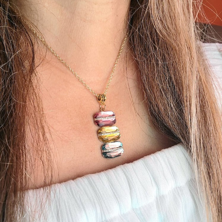 Collar de cristal de triple capa en cascada, cristal ovalado rosa rosa, gema facetada del amanecer amarillo, joyería que capta la luz, accesorio para la fecha de la cena