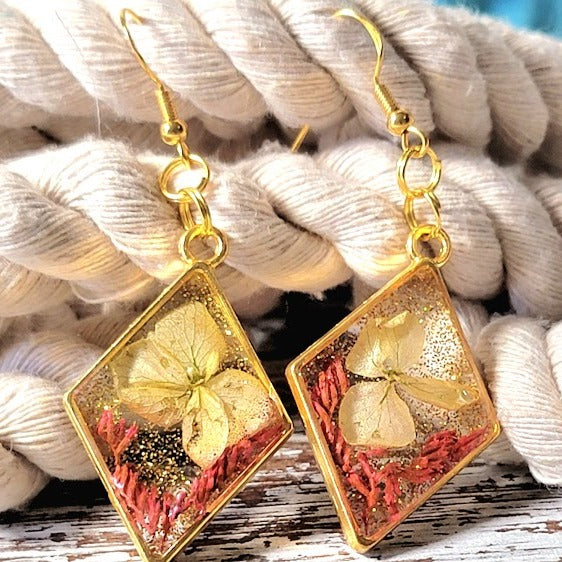 Boucles d’oreilles fantaisistes d’étreinte d’automne, pendentif en résine écologique fabriqué à la main, accent de verre brisé en or, luminescence des feuilles tombées, lueur dorée