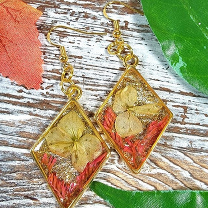 Boucles d’oreilles fantaisistes d’étreinte d’automne, pendentif en résine écologique fabriqué à la main, accent de verre brisé en or, luminescence des feuilles tombées, lueur dorée