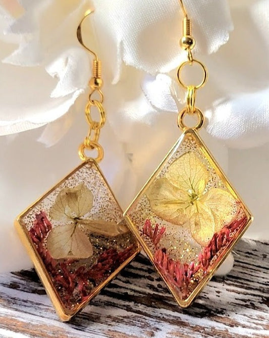 Boucles d’oreilles fantaisistes d’étreinte d’automne, pendentif en résine écologique fabriqué à la main, accent de verre brisé en or, luminescence des feuilles tombées, lueur dorée