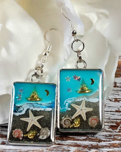 Voilier en or sur boucles d’oreilles en toile de fond bleue, bijoux du ciel nocturne nautique, souvenir de mémoire de plage, nuit étoilée à lunette argentée, ambiance de plage faite à la main