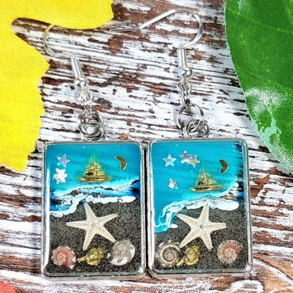 Voilier en or sur boucles d’oreilles en toile de fond bleue, bijoux du ciel nocturne nautique, souvenir de mémoire de plage, nuit étoilée à lunette argentée, ambiance de plage faite à la main