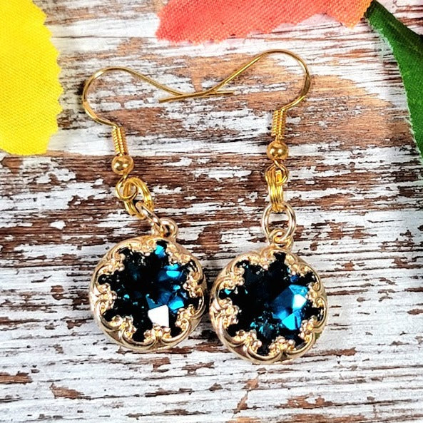 Gotas luminosas de color azul real, diseño de marco de flor intrincado, pendientes artesanales inspirados en la realeza, joyería de noche de cristal azul, cielo nocturno elegante