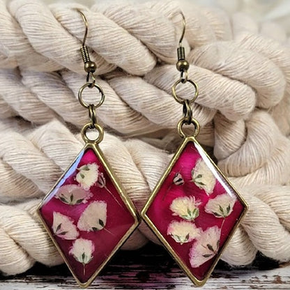 Bourgeons fuchsia avec boucle d’oreille à œillets blancs pressés, design inspiré de la mariée, art floral naturellement préservé, bourgeon blanc sur fond vif