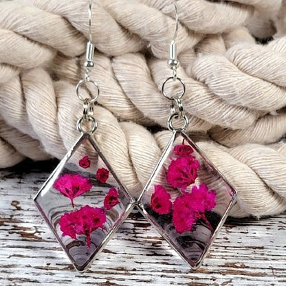 Boucles d’oreilles vibrantes de bourgeons roses, inspiration de jardin frais, accessoire du printemps à l’automne, lunettes d’œillets faites à la main, pendentifs de déclaration florale