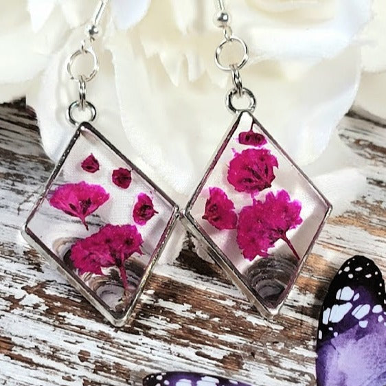 Boucles d’oreilles vibrantes de bourgeons roses, inspiration de jardin frais, accessoire du printemps à l’automne, lunettes d’œillets faites à la main, pendentifs de déclaration florale