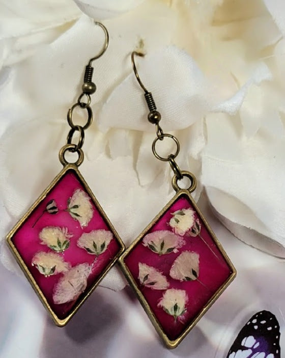 Bourgeons fuchsia avec boucle d’oreille à œillets blancs pressés, design inspiré de la mariée, art floral naturellement préservé, bourgeon blanc sur fond vif