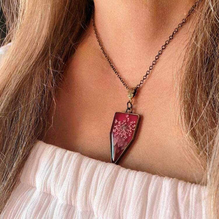 Collier de fleurs élégamment conçu, bijoux d’inspiration printanière, pendentif bourgeon de pétale rose, nature rencontre le design artistique, accessoire de mariée intemporel