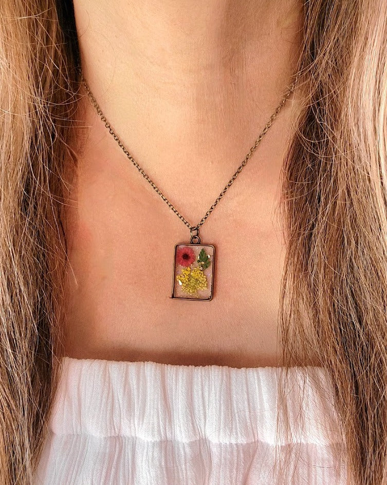 Collar inspirado en la pradera iluminada por el sol, arte de resina de flora hecho a mano, colgante de aliento de bebé amarillo, encanto de capullo de clavel rojo, joyería inspirada en la naturaleza