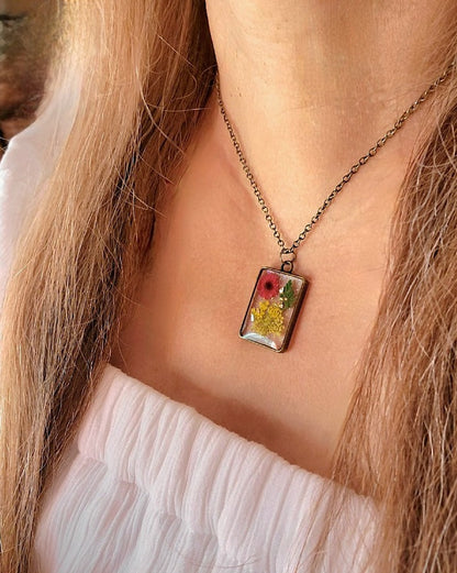 Collier inspiré des prairies ensoleillées, art en résine florale fait à la main, pendentif souffle de bébé jaune, charme de bourgeon d’œillet rouge, bijoux inspirés de la nature