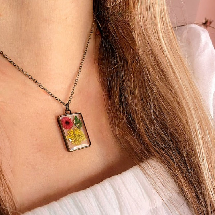 Collar inspirado en la pradera iluminada por el sol, arte de resina de flora hecho a mano, colgante de aliento de bebé amarillo, encanto de capullo de clavel rojo, joyería inspirada en la naturaleza