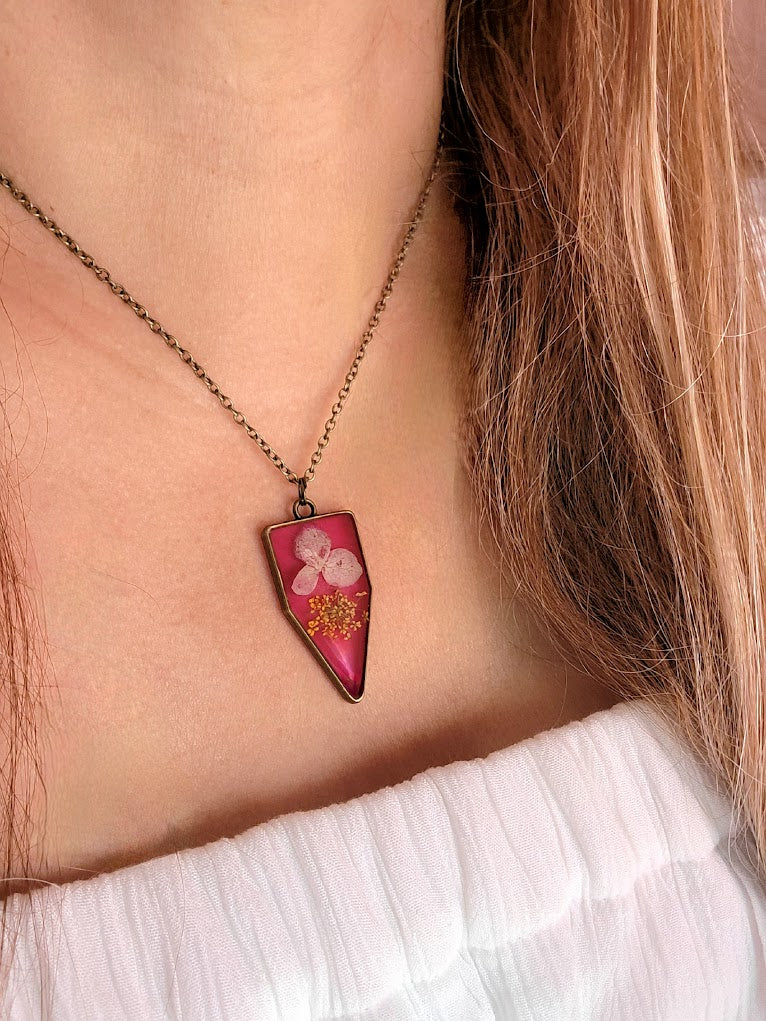 Collier de pétales roses délicats, pendentif à thème vintage, design encapsulé Spring Bloom, art intemporel, bijou fabriqué à la main inspiré de la nature