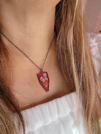 Collier de pétales roses délicats, pendentif à thème vintage, design encapsulé Spring Bloom, art intemporel, bijou fabriqué à la main inspiré de la nature