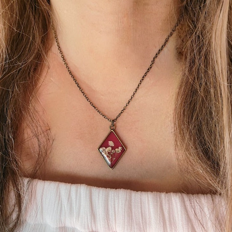 Vintage-Inspired Floral Necklace, Handpicked White Carnation Jewelry, Diamond-Shaped Resin Pendant, Dark Pink Backdrop Charm, Eco-Friendly