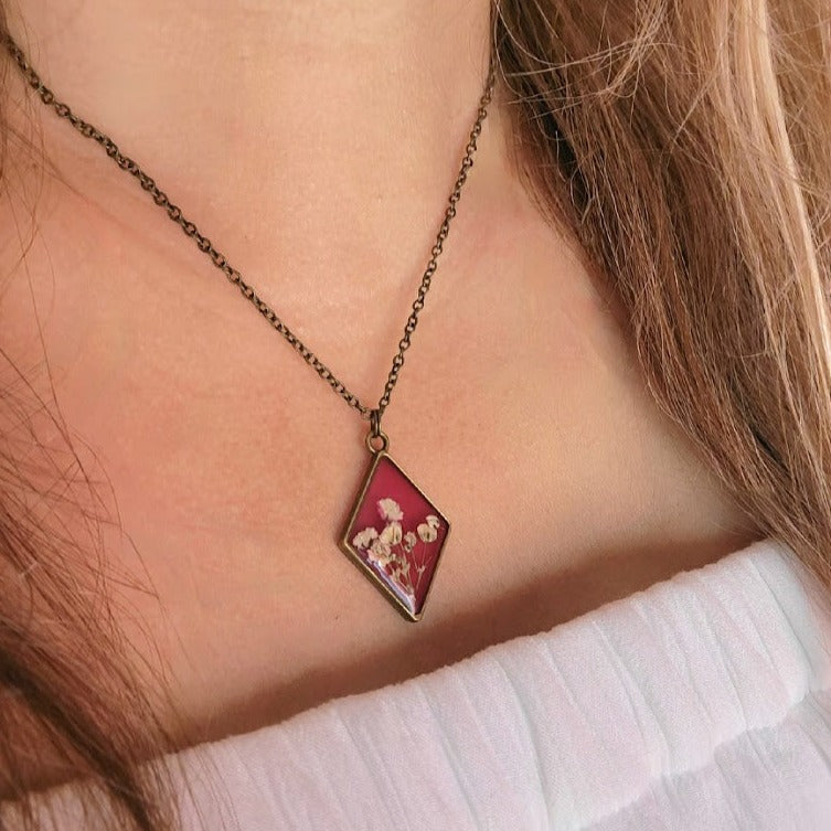 Vintage-Inspired Floral Necklace, Handpicked White Carnation Jewelry, Diamond-Shaped Resin Pendant, Dark Pink Backdrop Charm, Eco-Friendly