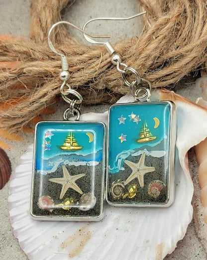 Voilier en or sur boucles d’oreilles en toile de fond bleue, bijoux du ciel nocturne nautique, souvenir de mémoire de plage, nuit étoilée à lunette argentée, ambiance de plage faite à la main