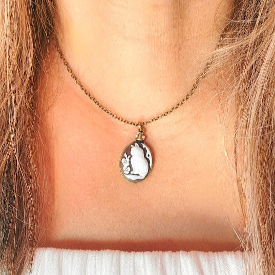 Elegant Feline Cat Cameo Necklace, Pearl-Adorned Cat Pendant, Unique Gift for Cat Enthusiasts