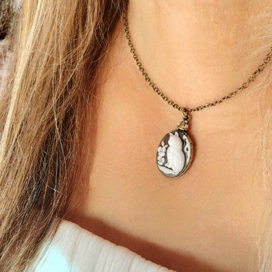 Elegant Feline Cat Cameo Necklace, Pearl-Adorned Cat Pendant, Unique Gift for Cat Enthusiasts