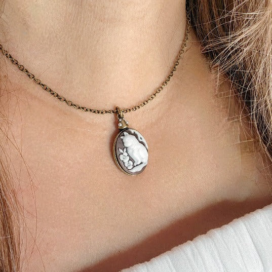 Elegant Feline Cat Cameo Necklace, Pearl-Adorned Cat Pendant, Unique Gift for Cat Enthusiasts