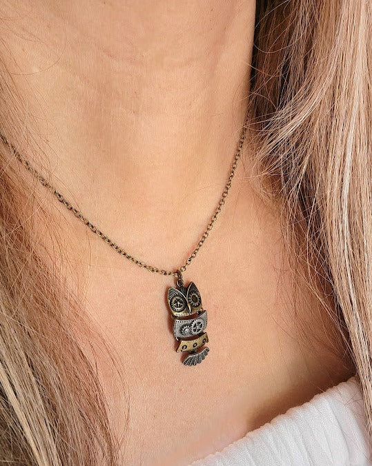 Steampunk Owl Necklace with Gears, Mechanical Owlet Charm on Antique Bronze Chain, Vintage-Inspired Night Bird Jewelry with Movement