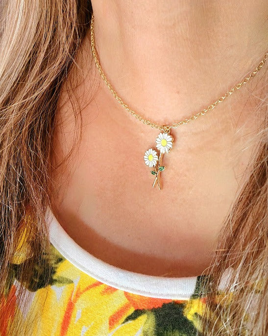 Charming Twin Daisy Necklace, Delicate Floral Elegance Pendant