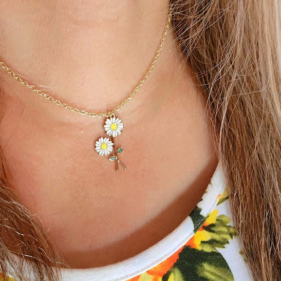 Charming Twin Daisy Necklace, Delicate Floral Elegance Pendant