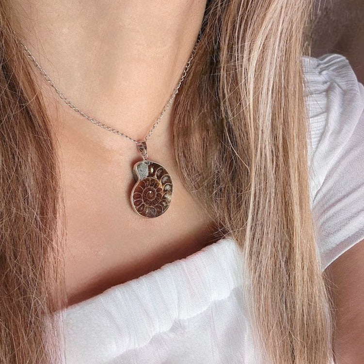 Fossil-Inspired Pattern Necklace, Earthy Brown Ammolite Pendant, 304 Stainless Steel Chain, Unique Gift for Nature Lover