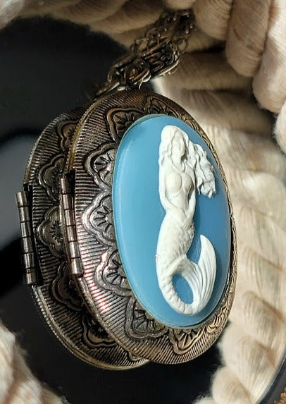 Oceanic-Inspired Mermaid Locket, Beach-Themed Necklace with Secret Photo Chamber, 304 Stainless Steel Chain