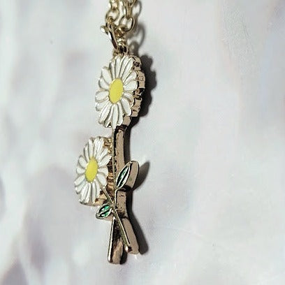 Charming Twin Daisy Necklace, Delicate Floral Elegance Pendant