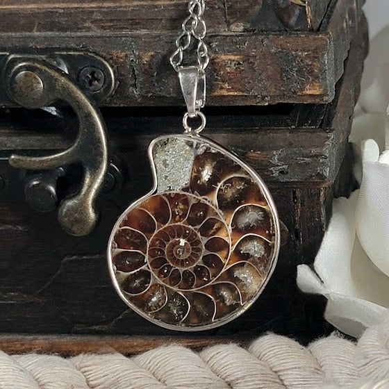 Fossil-Inspired Pattern Necklace, Earthy Brown Ammolite Pendant, 304 Stainless Steel Chain, Unique Gift for Nature Lover