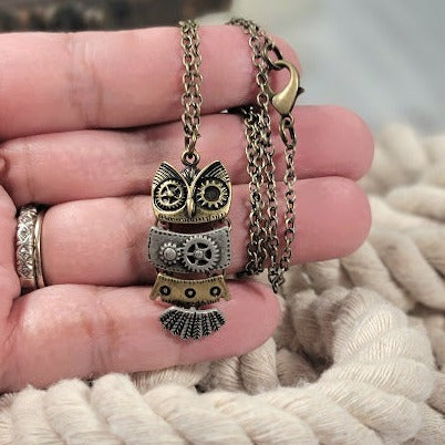 Steampunk Owl Necklace with Gears, Mechanical Owlet Charm on Antique Bronze Chain, Vintage-Inspired Night Bird Jewelry with Movement