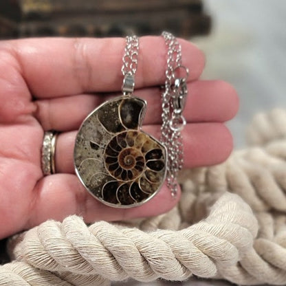 Fossil-Inspired Pattern Necklace, Earthy Brown Ammolite Pendant, 304 Stainless Steel Chain, Unique Gift for Nature Lover