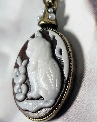 Elegant Feline Cat Cameo Necklace, Pearl-Adorned Cat Pendant, Unique Gift for Cat Enthusiasts